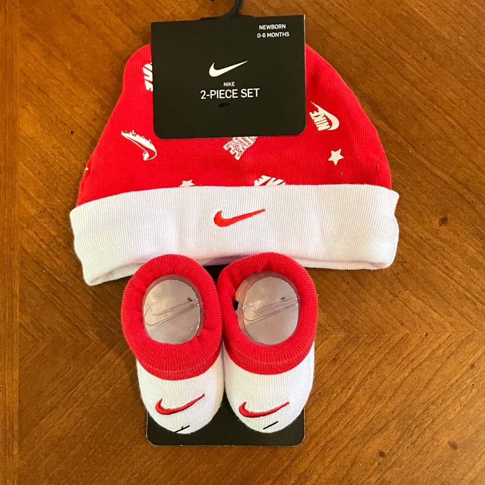 NWT Nike 2-Piece Hat/Booties Set for Newborn